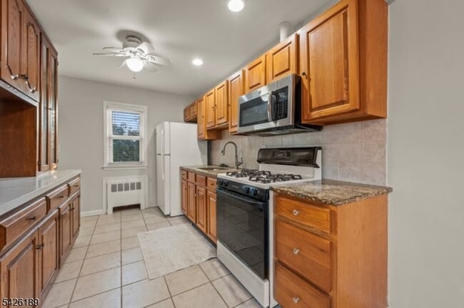 Building Photo - 47 River Rd