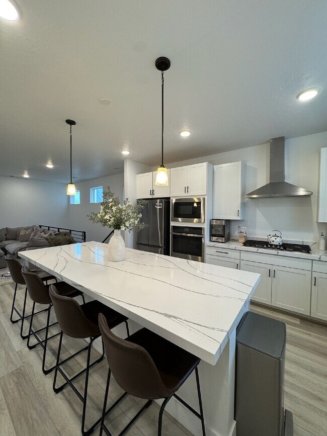 Building Photo - "Spacious 4-Bed Townhouse with Scenic Views & Rooftop Patio in American Fork!"