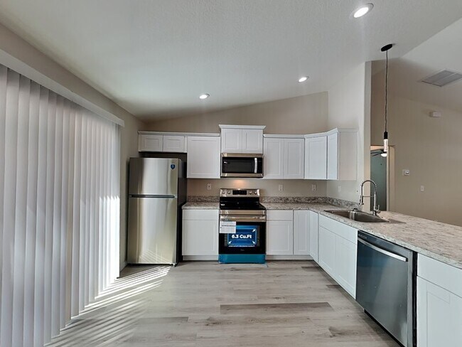 Building Photo - 27 Pine Cir