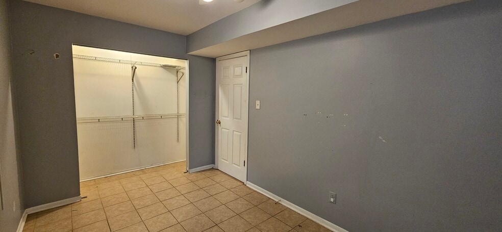 Building Photo - 2444 W Homer St