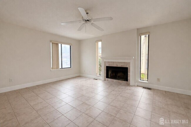 Building Photo - 470 Sayre Dr