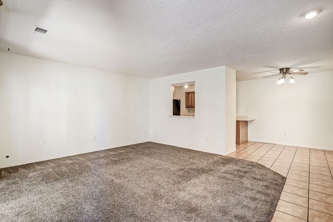 Building Photo - Oso Park Condo  3 Bedroom 2 !/2 Bath