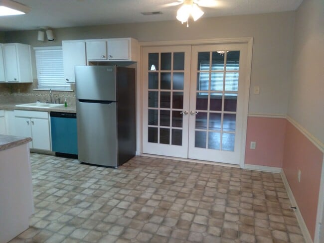 Building Photo - Cute 3 bedroom, 2 bath house with garage and fenced in yard