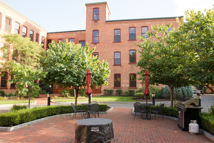 Building Photo - 19 Logan St