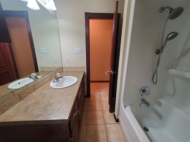 Building Photo - 2802 NE Scottsdale Cir