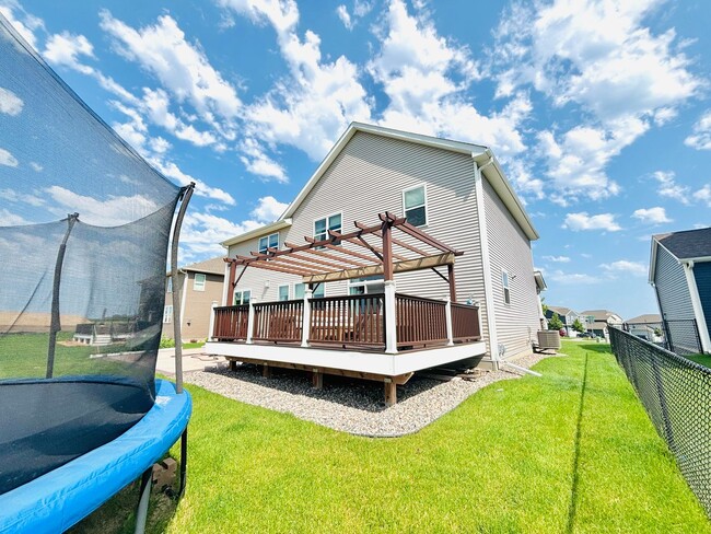 Building Photo - Stunning 5bed/3 1/2 bath Home in Shakopee!