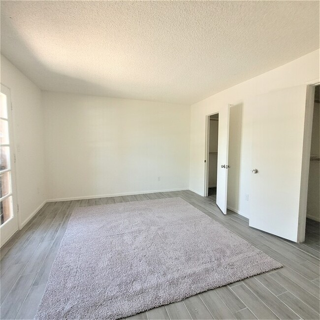 Building Photo - Stunning 3 bedroom condo