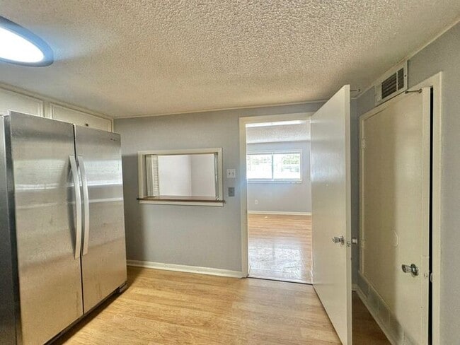 Building Photo - 1 Bed 1 Bath at Broadway Apartments! All B...