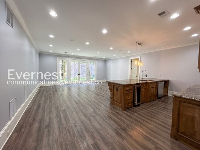 Building Photo - Spacious 7 Bed/8 Bath Home with Garage / Pet-Friendly / Available Now!
