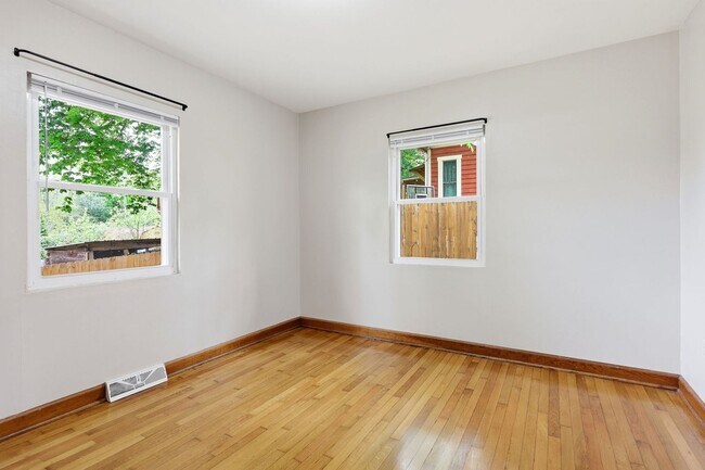 Building Photo - Charming home in Swannanoa, NC