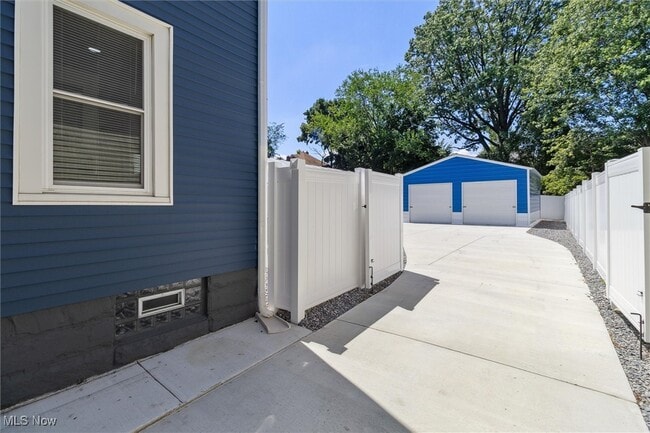 Building Photo - 1962 W 96th St