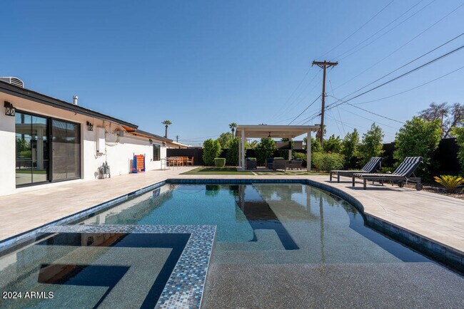 Building Photo - 2301 E Osborn Rd
