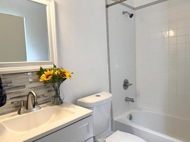 Building Photo - 1156 Grandview Cir