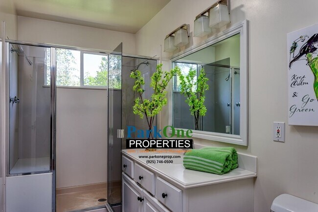 Building Photo - Amazing Moraga Home with incredible lot!