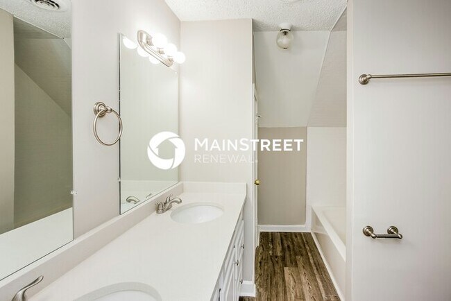 Building Photo - 5 Bedroom Pet-Friendly Home in Memphis, TN with Main Street Renewal