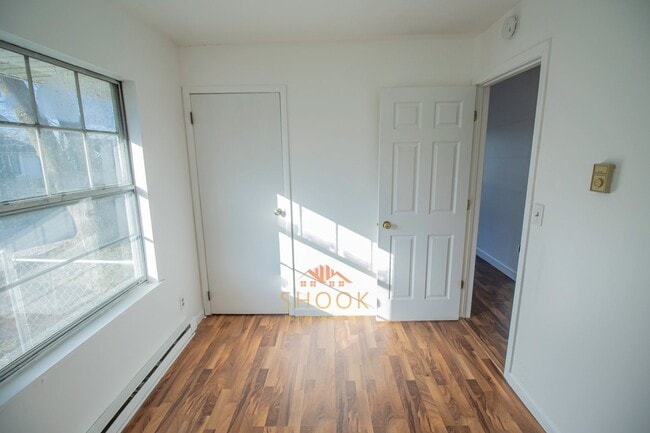 Building Photo - 3 BR HOME ON SOUTHSIDE