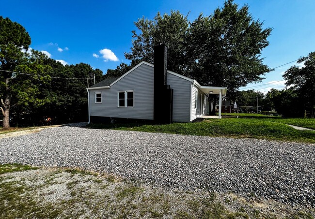 Building Photo - Brand New High Point 2 Bed, 1 Bath with Bo...