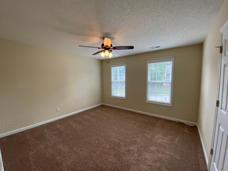 Building Photo - Room in House on Ujamaa Dr