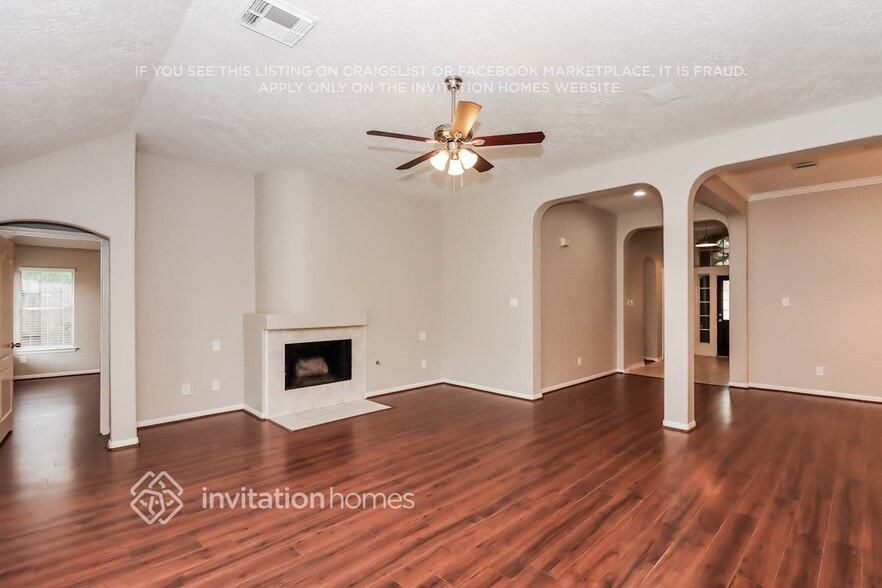 Building Photo - 3801 Lake Dr