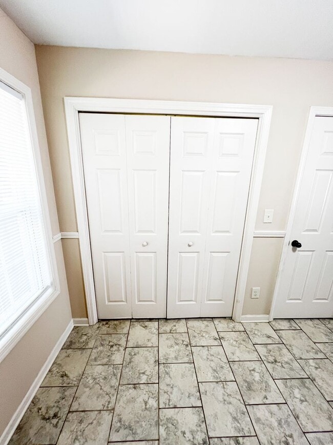 Building Photo - 2 Bedroom 1.5 Bathroom Townhome