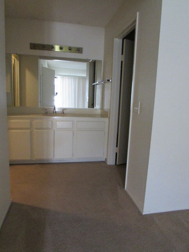 Building Photo - Beautiful 2BD/2BA Townhome in the Heart of University City - 2 Car Garage - Washer/Dryer - Quiet ...
