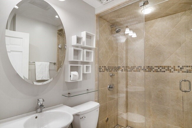 Building Photo - "Spacious 2-Bed, 2-Bath Gem with Hardwood ...