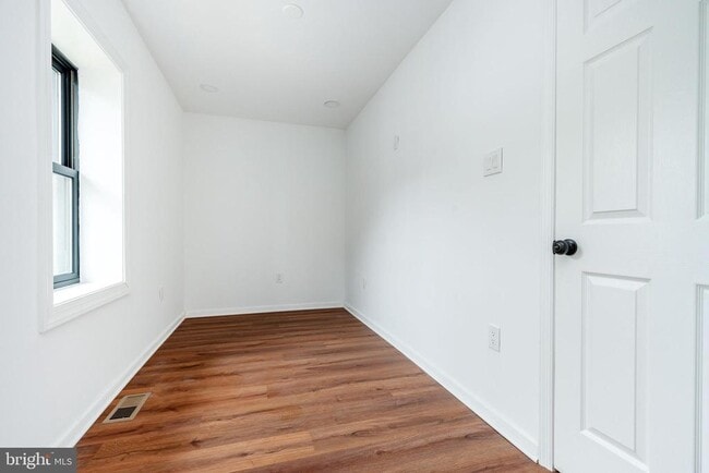 Building Photo - 32 E Elm St