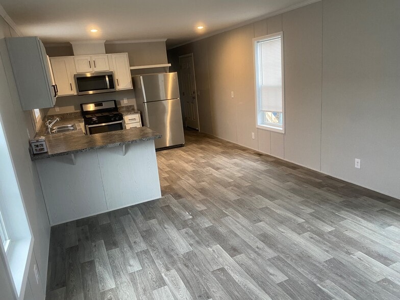 Building Photo - 15557 Pine Ridge Dr