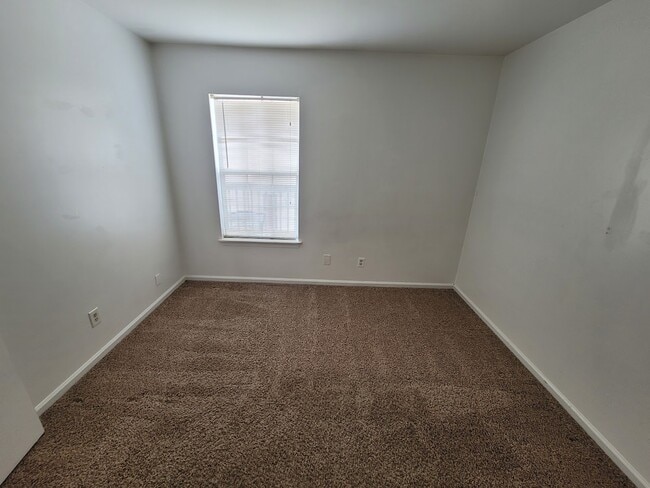 Building Photo - 1424 Deerpond Ln