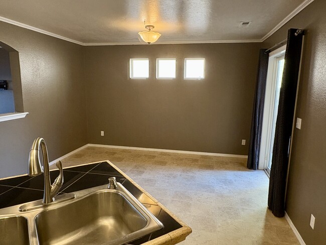 Building Photo - 738 N Carisbrooke Ave