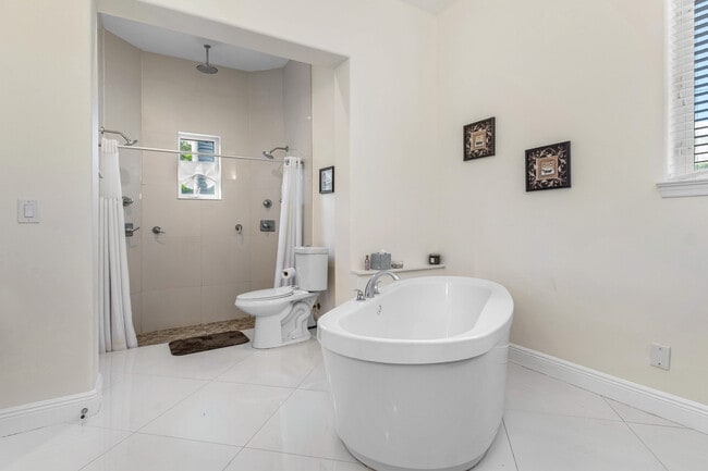 Building Photo - 1500 NE 4th Ct