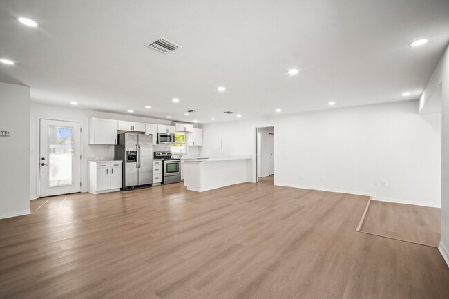 Building Photo - Fully Renovated 3 Beds 2 baths condo off M...