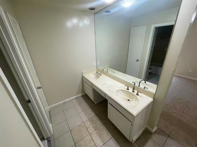 Building Photo - 4520 Louisville Dr