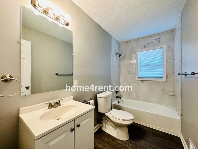 Building Photo - Ranch Style Home in KCMO w/ LVP Floors, SS Appliances and a Fenced Yard!