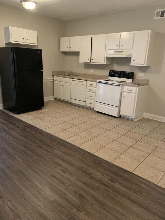 Building Photo - 2 Bedroom 1  Bath Apartment