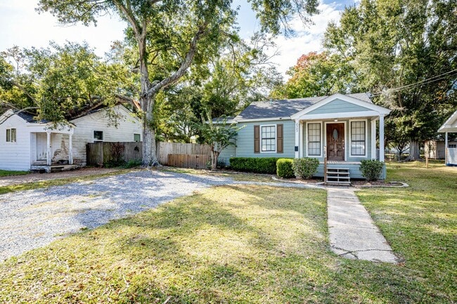 Building Photo - Adorable Updated Cottage in Pascagoula
