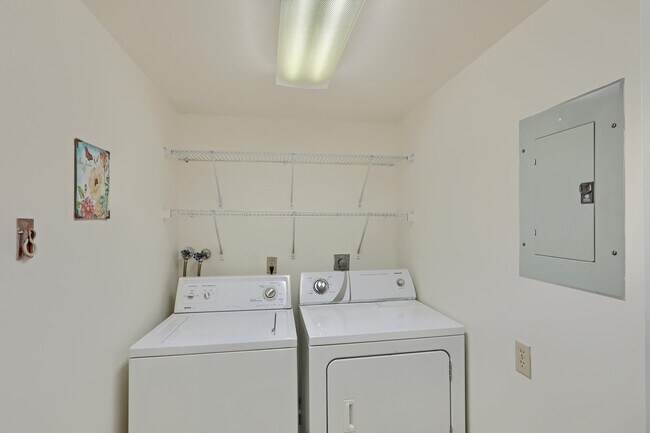 Building Photo - 5390 Woodland Lakes Dr