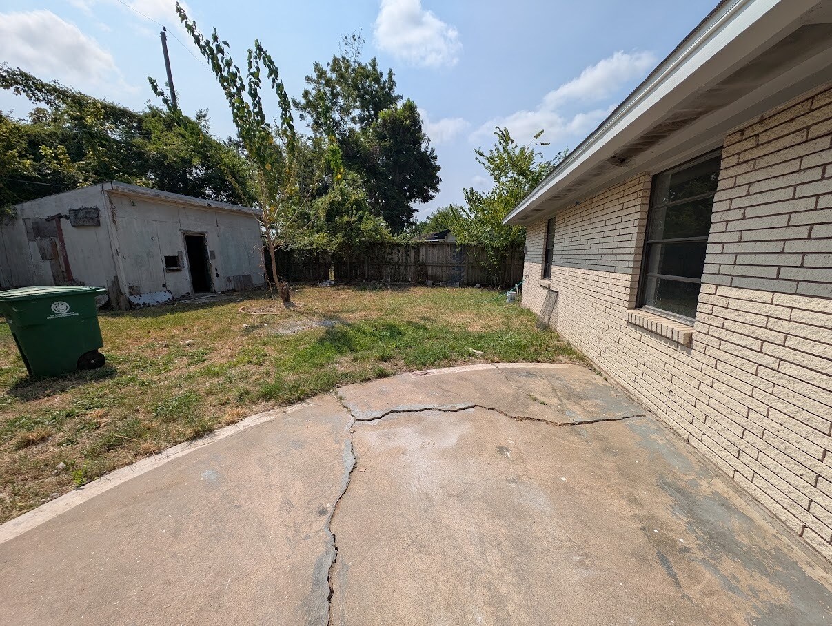 Building Photo - 1938 Woodvine Dr