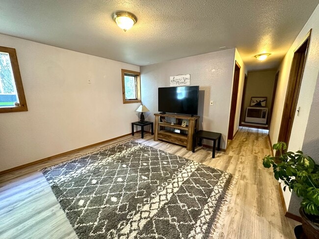 Building Photo - FURNISHED SEASONAL RENTAL