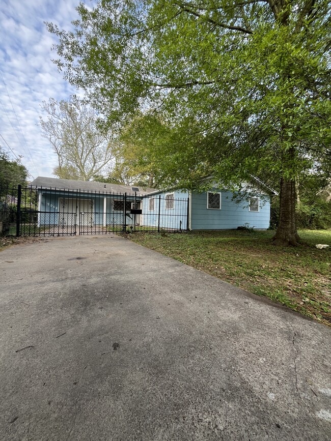 Building Photo - 2048 Oak Ave