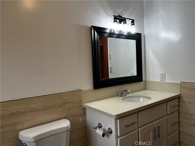 Building Photo - 609 Camulos St