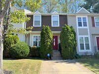 Building Photo - Bright Townhouse with Finished Basement, F...