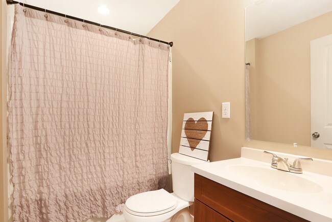 Building Photo - 935 Calvary Ave NW