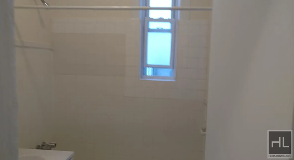 Building Photo - 1BR 1BA Pre War Charmer in Homecrest Brooklyn