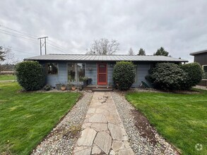 Building Photo - Updated 2 Bedroom/2 Baths Home in Quiet Ne...