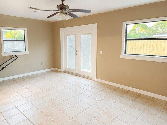 Building Photo - 4409 W Varn Ave