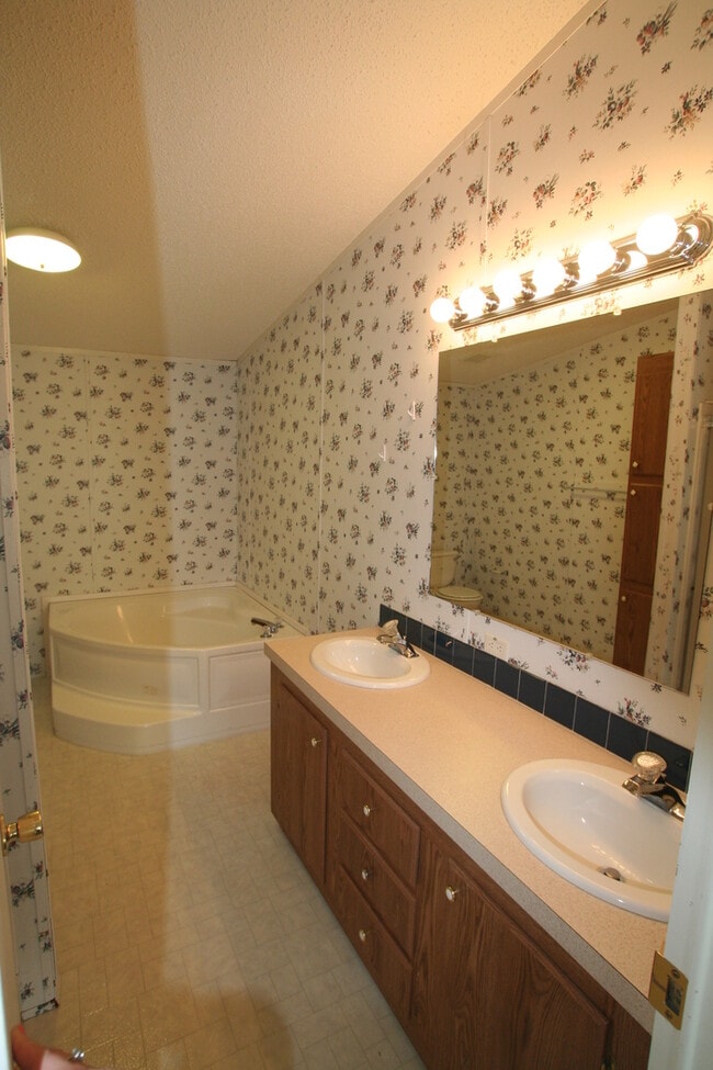 Building Photo - 3 bedroom in centralized location