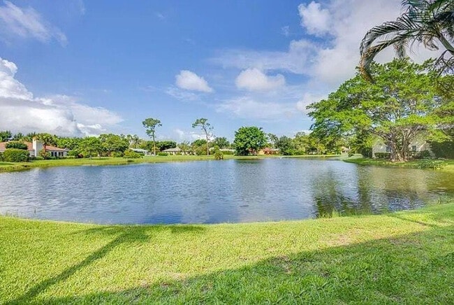 Building Photo - 209 Bobolink Way