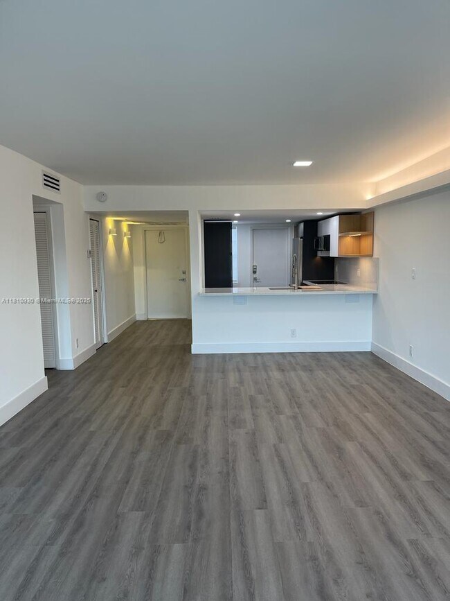 Building Photo - 3151 S Palm Aire Dr