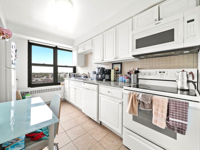 Building Photo - 6118 N Sheridan Rd